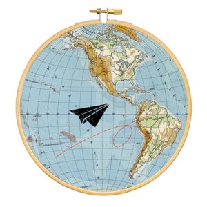 Flieger auf Weltreisen // Papierflieger auf Weltkarte mit Flugbahn, Wandobjekt mit alter Grafik, renna deluxe image 1