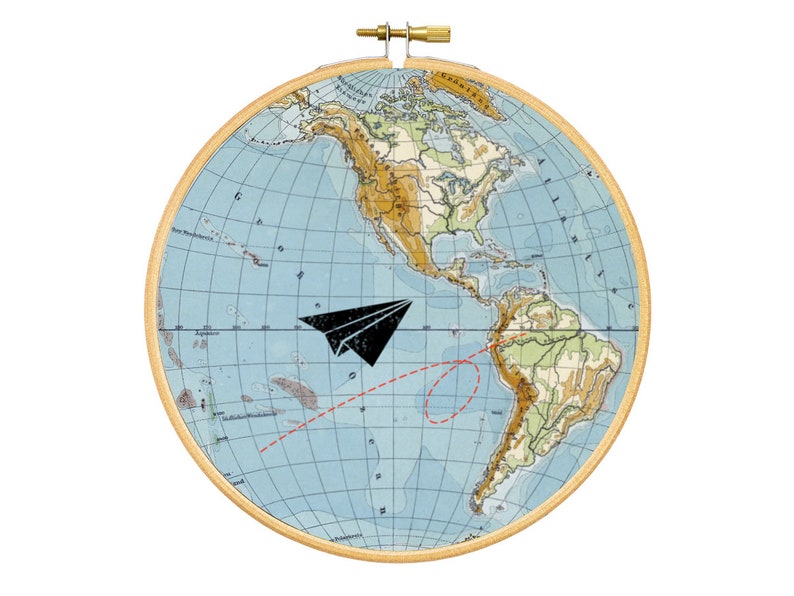 Flieger auf Weltreisen // Papierflieger auf Weltkarte mit Flugbahn, Wandobjekt mit alter Grafik, renna deluxe image 1
