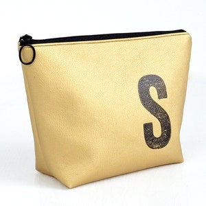 Personalisierte Kulturtasche GOLD mit Buchstabe / Monogramm nach Wahl, Vegan, von renna deluxe Bild 6