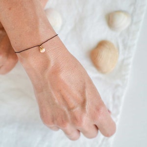 SHELL bracelet gold filled shell charm boho style handmade jewelry by renna deluxe Schwarz