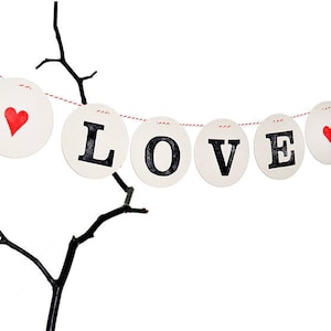 Guirlanda LOVE, estampada, preto e branco, guirlanda de letras carimbada à mão por renna deluxe