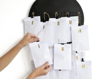 kit calendario adviento 25 días calendario navideño ORO blanco metalizado en estilo boho hygge minimalista hecho por renna deluxe