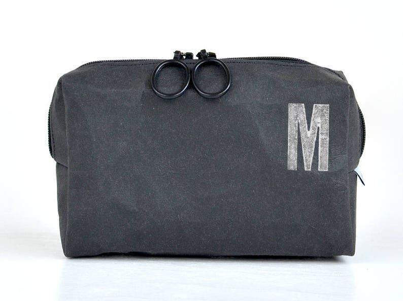 Tasche für Bartpflege-Produkte mit Monogramm, vegan aus waschbarem Papier von renna deluxe Bild 4