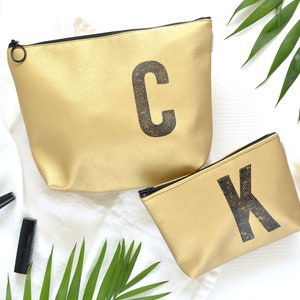 Personalisierte Kulturtasche GOLD mit Buchstabe / Monogramm nach Wahl, Vegan, von renna deluxe Bild 1