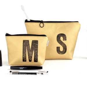 Personalisierte Kulturtasche GOLD mit Buchstabe / Monogramm nach Wahl, Vegan, von renna deluxe Bild 3