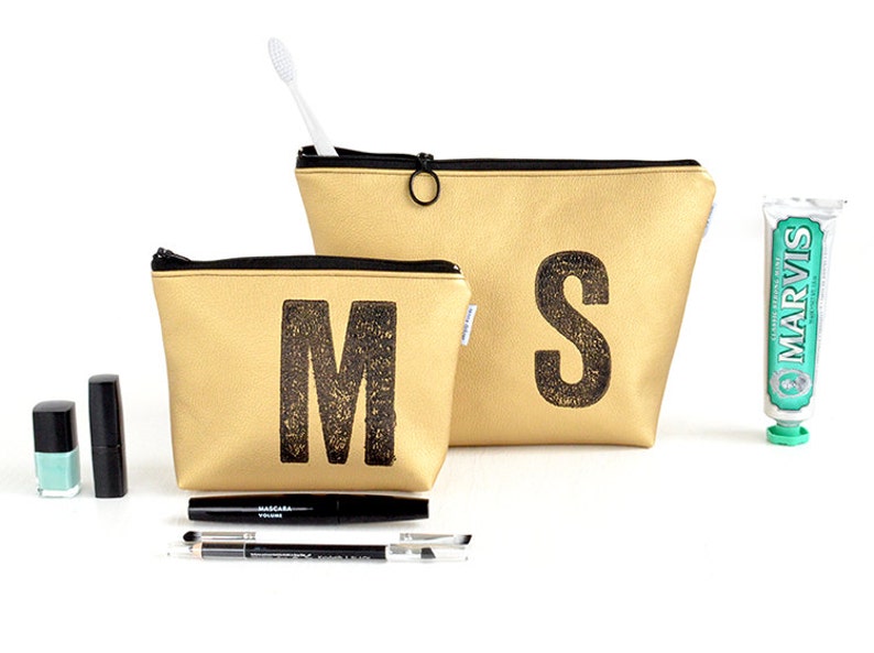 Personalisierte Kulturtasche GOLD mit Buchstabe / Monogramm nach Wahl, Vegan, von renna deluxe Bild 3