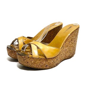 Sandales à plateforme vintage Y2K // Chaussures compensées d&#39;été à bout ouvert en cuir verni jaune par Jimmy Choo Taille 9