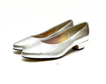 Vintage 1990s Formal Kitten Heels // Metallic Silver Leather Slip On Low Rise Pumps by Easy Street Size 6.5