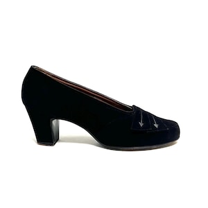 Vintage 1940s Appliqué Vamp Peep Toe Pumps // Black Suede Slip On Pinup Heels by Pandora Size 8