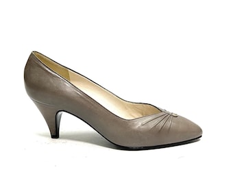 Scarpe con tacco vintage anni '80 in pelle di serpente con applicazioni arricciate // Scarpe slip-on in pelle grigia di Bruno Magli taglia 6,5