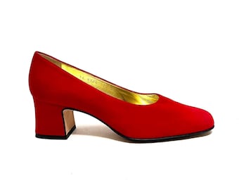 Zapatos de tacón de aguja con punta cuadrada vintage de los años 90 // Tacones gruesos sin cordones de ante rojo con escote en forma de corazón de Pancaldi, talla 7,5