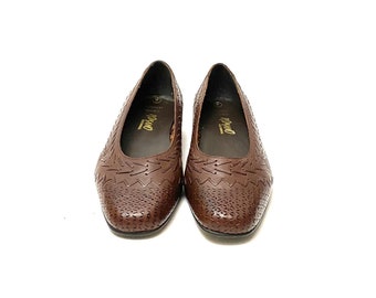 Vintage 1970s Woven Slip On Shoes // Brown Leather Kitten Heels by Romano Size 7