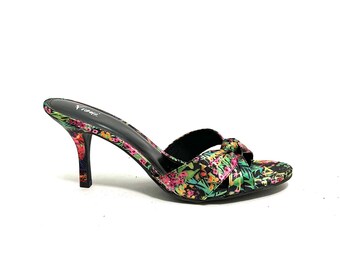 Vintage Y2K Deadstock Polly Style Heels // Multicolor Floral Satin Stoff Slip On Pumps von Fioni Größe 12