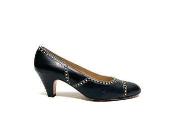 Tacones Ferragamo vintage de los años 80 // Zapatos de tacón italianos clásicos sin cordones con diseño brogue de cuero azul marino, talla 6.5