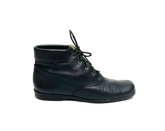 Vintage 1990s Granny Boots // Black Leather Lace Up Ankle Booties by Ros Hommerson Size 7