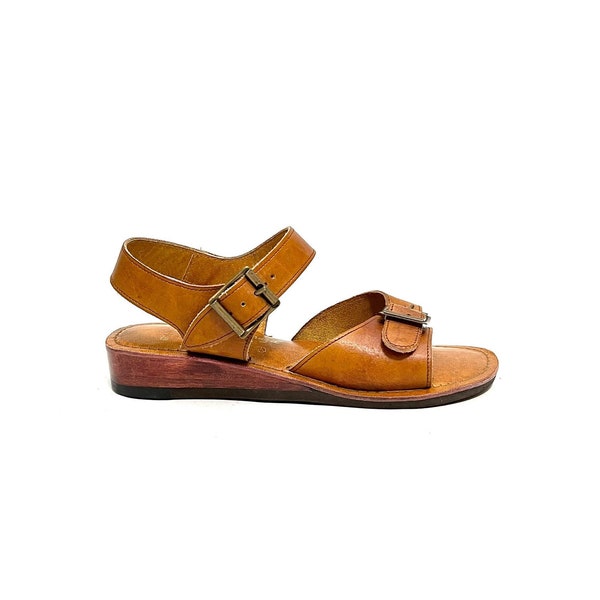 Vintage 1970s Buckle Strap Sandals // Tan Leather Open Toe Wedge Walking Sandals Size 6.5