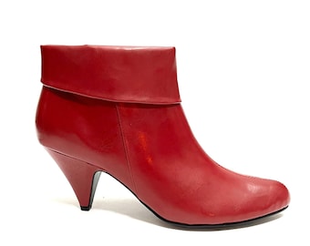 Botas de cano curto Deadstock vintage Y2K // Botas de salto alto com zíper e dobra de couro vegano vermelho da Fioni tamanho 12