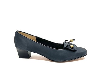 Vintage 1990s Schleifen Pumps // Schwarze Wildleder Klassische Slip On Heels von Salvatore Ferragamo Gr. 6.5