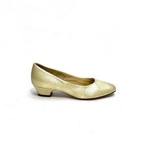 Vintage 1960s Vegan Gold Lamé Kitten Heels // Fabric Formal Dress Shoes by Hush Puppies Size 6