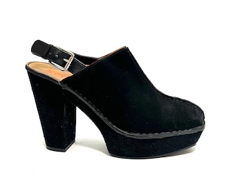 Puede incluir: Sandalias de plataforma negras de ante con correa de slingback y cierre de hebilla.