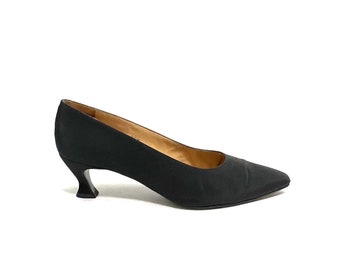 Vintage 1990s Klassische Pumps // Schwarze Nylon Slip On Kitten Heels von Kenneth Cole Gr. 38