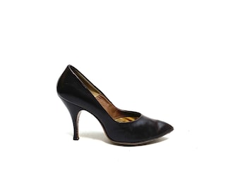 Vintage 1960s Classic Stiletto Pumps // Brown Leather Pointed Toe Heels by Fiancées Size 6.5