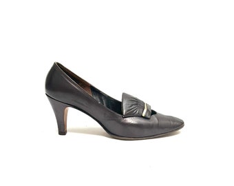 Vintage 1970s Ruched Pilgrim Heels // Dark Brown Leather Slip On Pumps by Amano Size 6.5