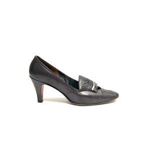 Vintage 1970s Ruched Pilgrim Heels // Dark Brown Leather Slip On Pumps by Amano Size 6.5