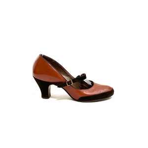 Vintage 1970s Mary Janes // Brown Leather and Suede Strappy Buckle Heels by Valley Shoes Size 7