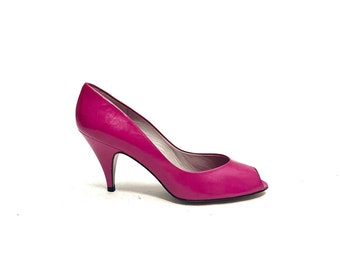 Vintage 1980s Deadstock Pumps // Magenta Leather Peep Toe Slip On Heels by Evan Picone Size 7.5