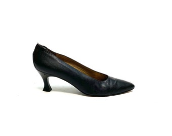 Vintage 1980s Pointed Toe Kitten Heels // Black Embossed Leather Slip On Pumps by Stuart Weitzman Size 7
