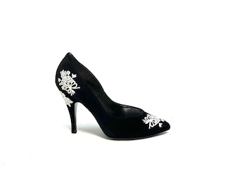 Vintage 1980s Deadstock Black Velvet Heels // Floral Embroidered Pointed Toe Pumps by Wild Nights Size 7.5 NWT