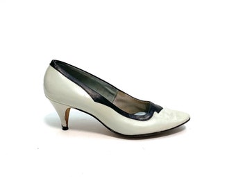 Vintage 1960s Mod Pilgrim Heels // Gray Patent Leather Slip On Pumps by Town & Country Size 6