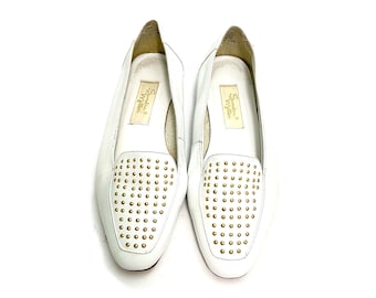 Mocassini vintage anni '90 con rivetti a cupola dorata // Scarpe basse in pelle bianca con decorazioni di Sandra Miller, taglia 7,5