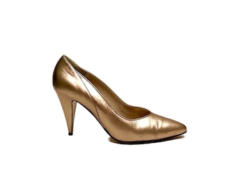 Vintage 1980s Metallic Stiletto Heels // Rose Gold Leather Pointed Toe Pumps by Versani Size 8.5