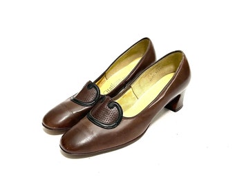 Vintage 1960s Mod Pilgrim Heels // Brown Leather Brogue Elastic Vamp Slip On Pumps by Citations Size 7.5