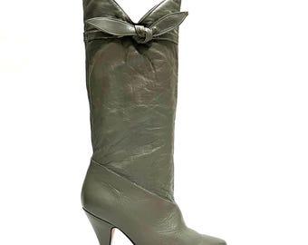 Vintage 1980s Womens Bow Boots // Gray Leather Pull On Mid Calf Heeled Fashion Boots Size 9