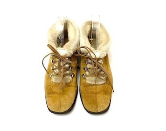 Vintage 1980s Tan Suede Ankle Boots // Faux Fur Lace Up Winter Booties by Hush Puppies Size 6.5