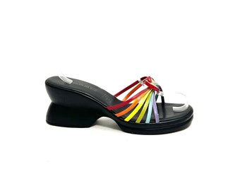 Vintage jaren 1990 regenboogplatforms//veganistische leren slip-on sandalen met bandjes van Fashion Bug, maat 10