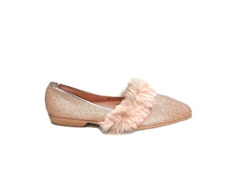 chaussures de maison en fausse fourrure vintage des années 1960 // Pantoufles de femme au foyer Glam métallique rose pastel par Foamtreads Taille 5.5
