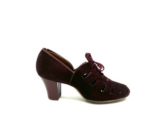 Vintage 1940s Cutout Sculpted Oxfords // Burgundy Suede Lace Up Dress Heels by Babette Size 4.5