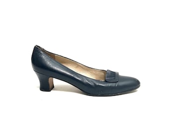 Vintage klassieke laagbouw pumps uit de jaren 80//marineblauwe leren suède instapper klassieke kittenhakken van Salvatore Ferragamo maat 7,5