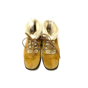 Vintage 1980s Tan Suede Ankle Boots // Faux Fur Lace Up Winter Booties by Hush Puppies Size 6.5