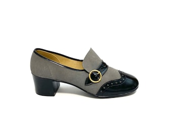 Vintage 1960s Graue Wildleder Mod Pilgrim Heels // Schwarze Patenetleder Brogue Schnalle Pumps von Side Show Gr. 7