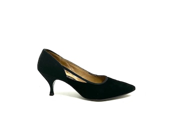 Vintage 1950s Cutout Kitten Heels // Black Suede Slip On Pointed Toe Pumps by Smartaire Size 6