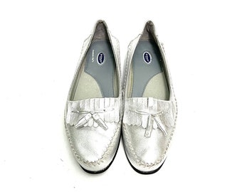 Vintage 1980s Kiltie Fringe Moccasins // Metallic Silver Leather Slip On Womens Loafers by Dr. Scholl's Size 10