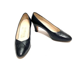 Vintage 1990s Snakeskin Inlay Bow Pumps // Dark Navy Blue Leather Heels by Salvatore Ferragamo Size 6.5