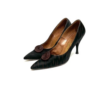 Vintage jaren 1950 pumps met spitse neus//zwart satijnen gleuf streep bruine rozet slip-on hakken van Condotti, maat 7,5