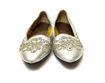 vintage des années 1960 Metallic Silver Flats // Cuir et Rhinstone Pointy Toe Slip On Shoes Taille 6.5