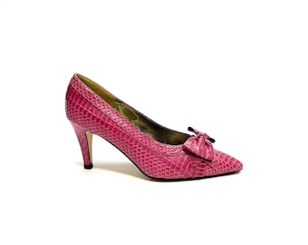 Vintage 1980s Bow Pumps // Pink Reptile Leather Pointed Toe Heels by Sutton Plaza Size 8